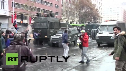 Водно оръдие разпръсква студентската демонстрация в Чили