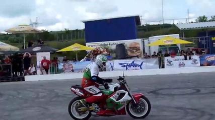 Изумителни стънт изпълнения с пистов мотор в България