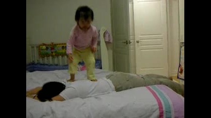 Бебенце скача върху майка си