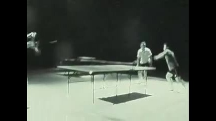 Bruce Lee играе пинг понг 