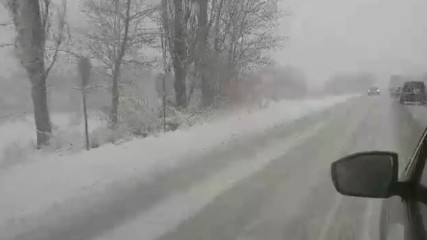 Силен снеговалеж по пътя за Варна в Ловешкия регион