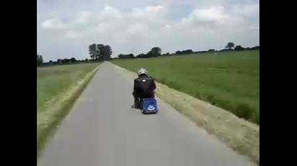 Бирени каси вървят по шосето