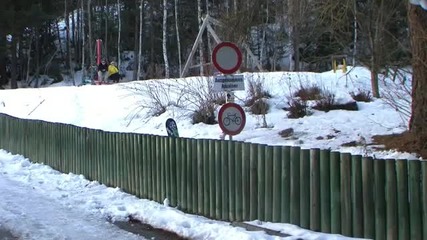 Сноубордист отнася пътен знак