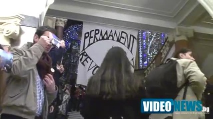 Със снимки на полицейско насилие,студентите посрещнаха своите прeподаватели