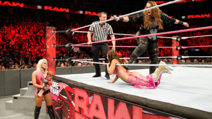 Mickie James vs. Nia Jax: Raw, Oct. 2, 2017