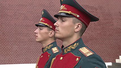 Russia: Hundreds march through Moscow in memory of WWII victims