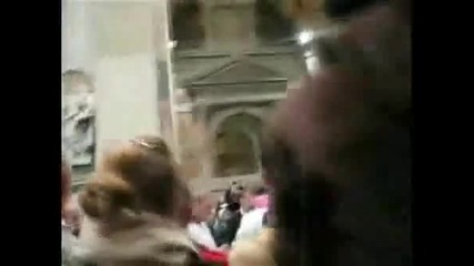 Жена поваля Папа - та на земята ! 