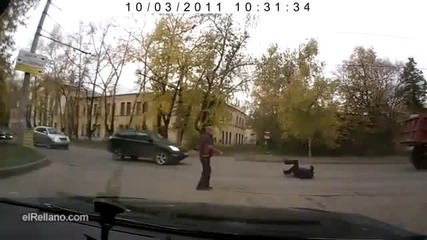 Глупав пешеходец се разминава на косъм от смъртта