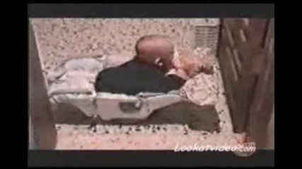 Какво ли прави бебето ?!?! :d 