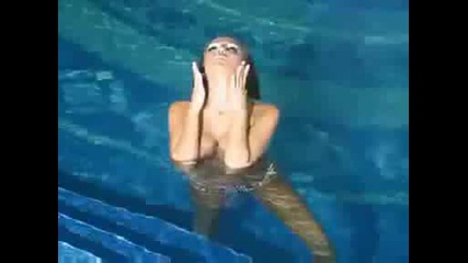 Николета Лозанова гола в басейн 