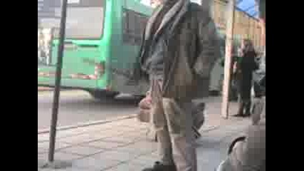 Пиян Дядка На Гарата .. Пълен Леш :d