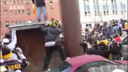 Пиян човек пада по гръб... 