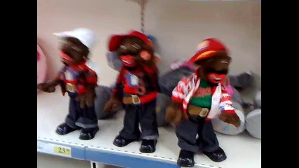 Кукли танцуват в мола в Бургас
