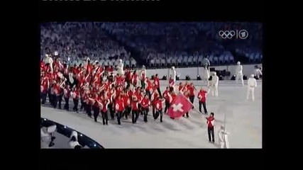 Стефан Ламбиел несет флаг Швейцарии 