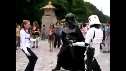 Щурмовак и Дарт Вейдър танцуват на улицата ! (смях)