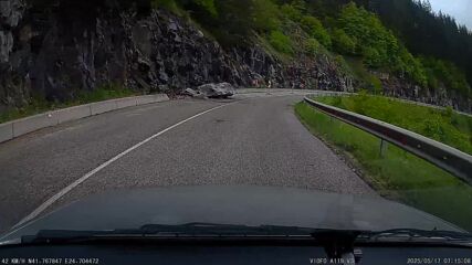 Паднала скала на пътя Чепеларе - Пампорово