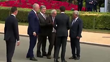 Юнкер мъртвопиян на срещата на Нато