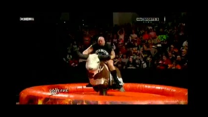 Big Show Се качва на бик [ смях ]