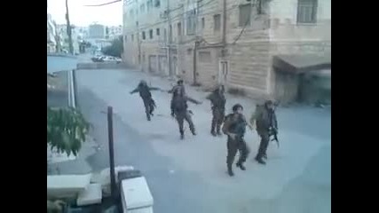 Израелски войници танцуват (много смях) 