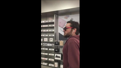 Разгневен мъж потрошава магазин на Apple