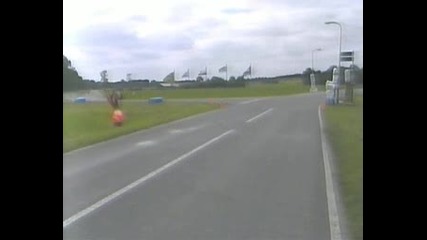 Моторист се удря с голяма скорост в камера 