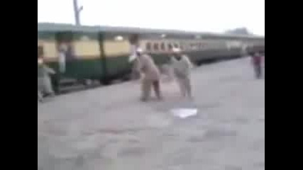 изтърваха влака 