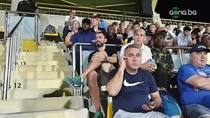 Част от играчите на Ботев Пд наблюдават срещата от трибуните