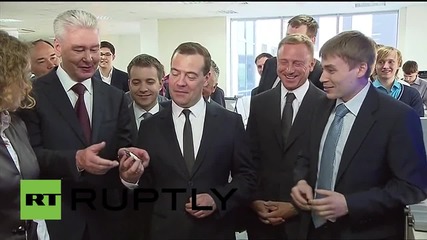 Медведев се срещна с роботи в Московския технически институт