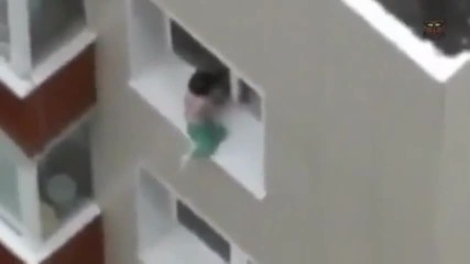 Бебе на прозореца на 9 етаж