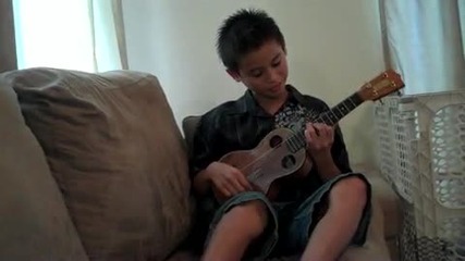12 г. момче пее и свири "hey soul sister"