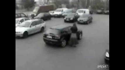 Момиче Защипва Полата Си С Вратата На Колата и прави стрийптиз на паркинга !!!