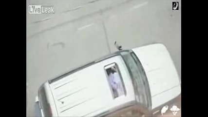Мъж маструбира в колата си,  насред улицата