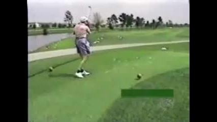 Уникално!голф играч удря птица! 