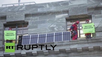 New Zealand: Greenpeace scale Parliament House in climate change action