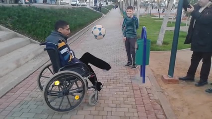 Браво! Момче в инвалидна количка прави Крачета С Топка