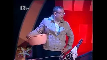 Жената гледа мач, Комиците !