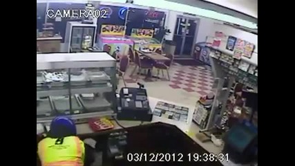 Бандит се опитва да ограби магазин със спрей