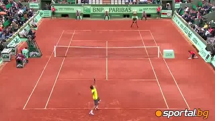 Роджър Федерер успя да се класира за полуфинала на Ролан Гарос след пет сетова победа над Дел Потро
