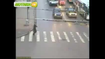 На косъм то смърта!!!