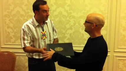 Moby се разписва в мемориалната книга на Бургас