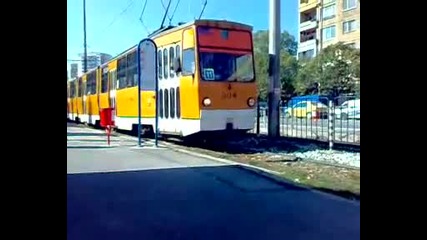 Трамвай тръгва бързо от спирка