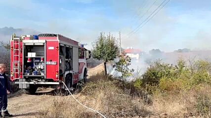 Голям пожар избухна край вилната зона на село Изворище