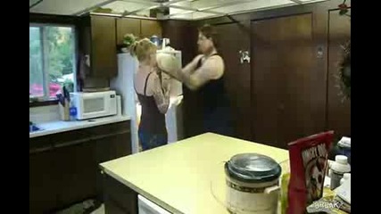 Експлозия на мляко върху блондинка