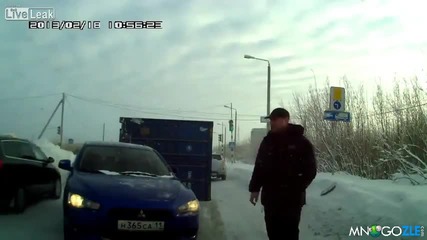 Контейнер пада на пътя