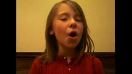 9 - годишно момиче пее невероятно