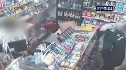 Мъж обезоръжава крадец за секунди