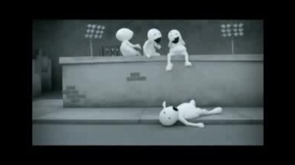 Vodafone ad for Cricket Alerts - Zoozoo head cracking & falling