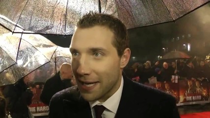 Звездата Джей Кортни дава интервю на премиерата на филма си Умирай Трудно: Денят Настъпи (2013)