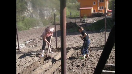 6 годишен копае градината