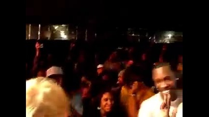 Моми4ета се пребиват..докатo танцуват! 